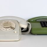 Billede af to gamle telefoner