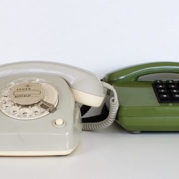 Billede af to gamle telefoner